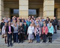 Reprezentacja seniorów z terenu Gminy Drzewica podczas uroczystej Gali Silver Rose 2024 w Teatrze Wielkim w Łodzi, w ramach Wojewódzkich Obchodów Dnia Seniora