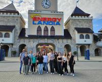 Radni Młodzieżowej Rady Miejskiej w Drzewicy stoją przed bramą wejściową do parku rozrywki Energylandia w Zatorze. Z młodzieżą do zdjęcia pozuje Dominik Niemirski Zastępca Burmistrza Drzewicy