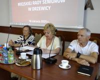 Prezydium Miejskiej Rady Seniorów w Drzewicy. Od lewej siedzą: Wiceprzewodnicząca Maria Pabjanek, Przewodnicząca Barbara Oliwa, Wiceprzewodniczący Bogdan Piekarski