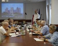 Radni Miejskiej Rady Seniorów w Drzewicy zgromadzeni w sali konferencyjnej Urzędu Miejskiego w Drzewicy podczas komisji wspólnej wraz z Zastępcą Burmistrza Drzewicy Dominikiem Niemirskim
