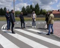 Uczestnicy odbioru na przejściu dla pieszych przy skrzyżowaniu ulic Żeromskiego i Prymasa Macieja Drzewickiego