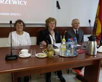 Prezydium Miejskiej Rady Seniorów w Drzewicy. Od lewej Wiceprzewodnicząca Maria Pabjanek, Przewodnicząca Barbara Oliwa, Wiceprzewodniczący Bogdan Piekarski