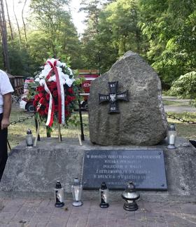 Warta honorowa druhów OSP przy obelisku w lesie „Parchowiec”