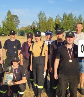 Męska drużyna OSP Drzewica z trofeami i reprezentanci władz ZOSP RP Gminy Drzewica