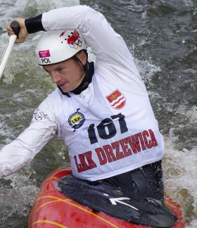 Na torze w kajaku Piotr Szczepański (C-1m)