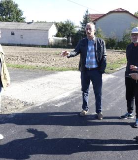 Uczestnicy rekonesansu na remontowanej drodze w Trzebinie