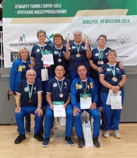 Reprezentacja UTW w Drzewicy ze zdobytymi trofeami