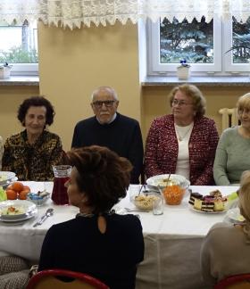 Emerytowani nauczyciele siedzą przy stole