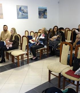 Burmistrz Drzewicy Janusz Reszelewski wita zebranych w sali Urzędu Stanu Cywilnego