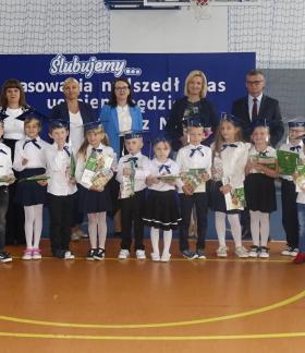 Pamiątkowa fotografia klasy pierwszej i gości uroczystości
