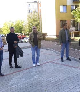 Gminne władze i urzędnicy podczas rekonesansu inwestycji na osiedlu Mieszka I-ego w Drzewicy