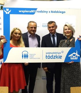 Dwie pracownice RCPS w Łodzi, Członek Zarządu Województwa Łódzkiego Artur Ostrowski i Burmistrz Drzewicy Janusz Reszelewski