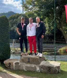 Podium w C-1 mężczyzn. Piotr Szczepański pierwszy z prawej