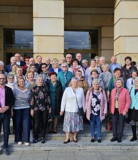 Reprezentacja seniorów z terenu Gminy Drzewica podczas uroczystej Gali Silver Rose 2024 w Teatrze Wielkim w Łodzi, w ramach Wojewódzkich Obchodów Dnia Seniora