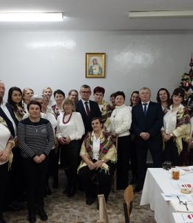 Spotkanie opłatkowo-noworoczne w m. Krzczonów na zdjęciu Burmistrz z paniami z KGW i przedstawicielami  Sołectwa 