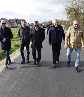 Uczestnicy odbioru na wyremontowanej drodze gminnej w Trzebinie
