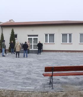 Utwardzony plac za świetlicą w Dąbrówce