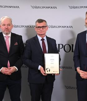 W środku Burmistrz Drzewicy Janusz Reszelewski z nagrodą Zielonego Orła „Rzeczpospolitej”. Obok organizatorzy