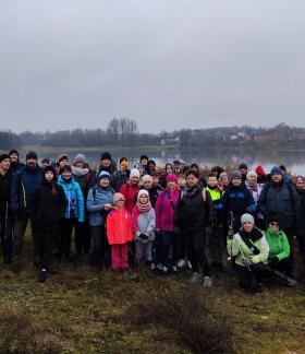 Zbiorowa fotografia piechurów na tle Zalewu Drzewickiego
