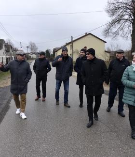 Uczestnicy odbioru na drodze gminnej w Zakościelu