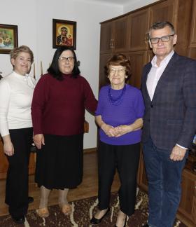 Wspólne zdjęcie Burmistrza Drzewicy Janusza Reszelewskiego i Dyrektor MGOPS Marty Woźniak z Panią Teresą Rogulską i jej córką
