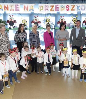 Pamiątkowe zdjęcie przedszkolaków i gości uroczystości