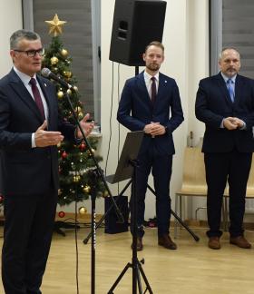 Stoją od lewej: Burmistrz Drzewicy Janusz Reszelewski, Piotr Bajerowski z Urzędu Miejskiego w Drzewicy, Wiceprzewodniczący Rady Miejskiej w Drzewicy Paweł Małek, Zastępca Burmistrza Drzewicy Dominik Niemirski