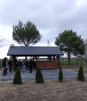Widok ogólny na teren rekreacyjny z altaną w Krzczonowie
