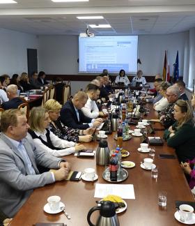 Uczestnicy sesji w sali konferencyjnej Urzędu Miejskiego w Drzewicy