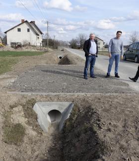 Odbiór inwestycji w Trzebinie. Zrealizowaną inwestycję oceniają – od lewej: radny Ireneusz Kowalski, Jacek Pecyna z Urzędu Miejskiego w Drzewicy i Burmistrz Drzewicy Janusz Reszelewski
