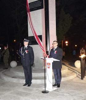 Na tle Pomnika Pamięci przy asyście strażaków OSP i żołnierza Wojska Polskiego głos zabiera Burmistrz Drzewicy Janusz Reszelewski