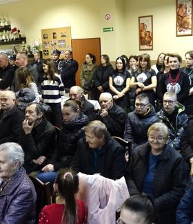 Uczestnicy spotkania zgromadzeni w świetlicy wiejskiej w Domasznie