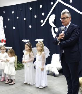 Głos zabiera Burmistrz Drzewicy Janusz Reszelewski stojący obok dziewczynek, które grały w jasełkach