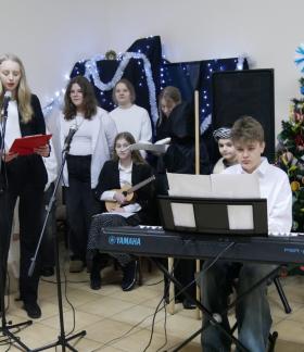 Świąteczny występ dzieci i młodzieży z Dąbrówki