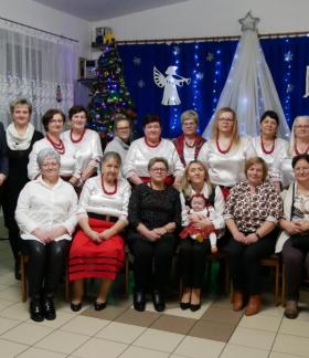 Wspólne zdjęcie pań z KGW w Zakościelu i gospodarzy uroczystości