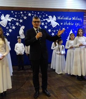 Głos zabiera Burmistrz Drzewicy Janusz Reszelewski, stojący wśród grupy młodych artystów z Brzustowca