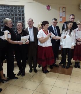 Świąteczny występ zespołu artystycznego KGW Strzyżowianki z samorządowcami