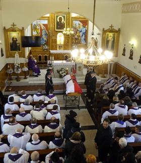 Msza święta pogrzebowa w kościele w Domasznie