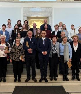Grupowe zdjęcie drzewickiej grupy i Posła Adriana Witczaka na sejmowych schodach