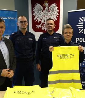 Od lewej: Burmistrz Drzewicy Janusz Reszelewski, dwaj funkcjonariusze Policji i Komendant Powiatowy Policji w Opocznie, mł. insp. Magdalena Kucharska podczas przekazania odblasków