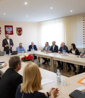 Uczestnicy spotkania w sali konferencyjnej Urzędu Gminy w Sławnie