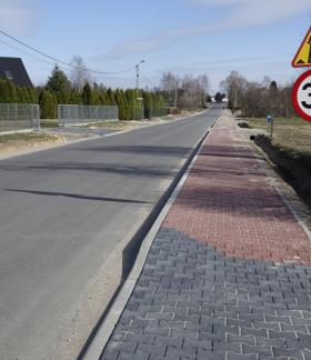 Nowy chodnik i asfaltowa warstwa wiążąca na ul. Żeromskiego