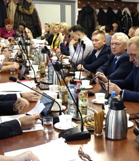 Uczestnicy sesji słuchają sprawozdania Burmistrza Drzewicy Janusza Reszelewskiego  z działalności międzysesyjnej