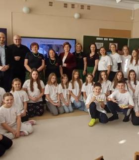 Grupowe zdjęcie uczestników spotkania podsumowującego projekt.