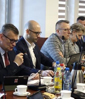 Uczestnicy sesji słuchają sprawozdania Burmistrza Drzewicy Janusza Reszelewskiego z działalności międzysesyjnej