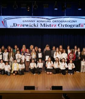 Grupowe zdjęcie uczestników konkursu ortograficznego