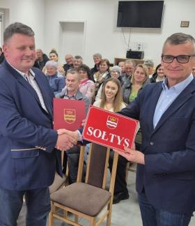 Sołtys Augustowa Wojciech Woźniak odbiera gratulacje i tabliczkę sołtysa z rąk Burmistrza Drzewicy Janusza Reszelewskiego