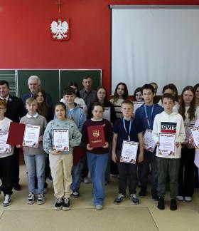 Wspólne zdjęcie uczestników gminnych eliminacji OTWP "Młodzież zapobiega pożarom" w Drzewicy