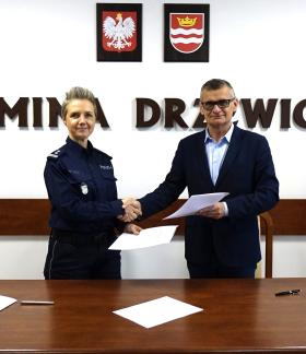 Po podpisaniu umowy uścisk dłoni Komendanta Powiatowego Policji w Opocznie mł. insp. Magdaleny Kucharskiej i Burmistrza Drzewicy Janusza Reszelewskiego
