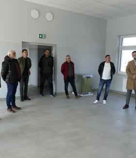 Uczestnicy odbioru w głównym pomieszczeniu świetlicy wiejskiej w Idzikowicach